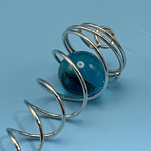 Edelstahl Spirale Windspiel Anhänger mit blauer Kristall Glaskugel Detailansicht.