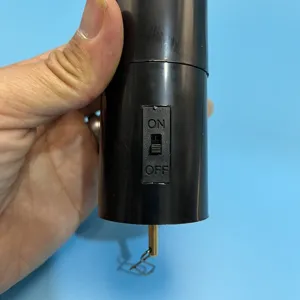 Detailopname van het schakelpaneel en de ophanghaak van de zwarte windspinnermotor