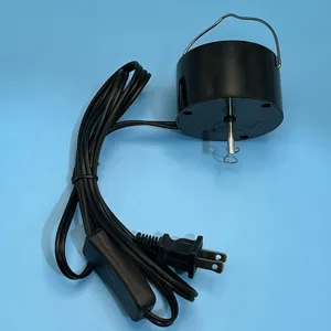 Gedetailleerd overzicht van de zwarte windspelmotor met ophanghaak, stroomsnoer en stekker.