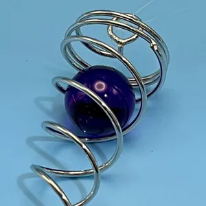 Edelstahl Spin Art Windspiel Spirale mit lila Kristallglas Kugel, schöne Detailansicht.