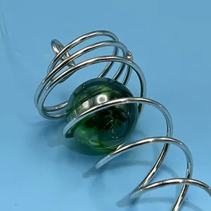 Edelstahl Spiral Schwanz Windspiel mit gruener Glas Kristall Kugel Anhaenger Dekoration.