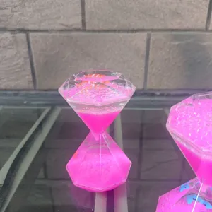 Gedetailleerd overzicht van het creatieve diamant vloeibare olie timer bureau ornament.