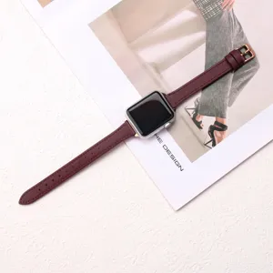 Vue detaillee du bracelet de montre en cuir bordeaux de qualite avec bouclerie elegante.