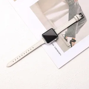 Détail de bracelet de montre en cuir blanc pour montre connectée, texture premium et boucle.