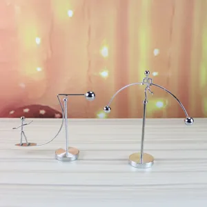 Nahaufnahme von Metall Balance Spielzeug Tischdekoration, kinetische Kunst Figur, Schreibtisch.