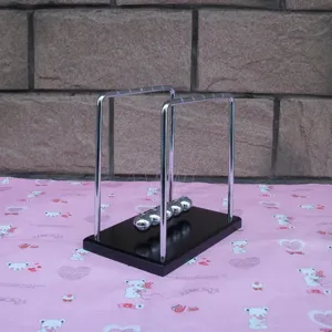Cuna de Newton bolas de equilibrio fisica ciencia escritorio decoracion vista detallada.