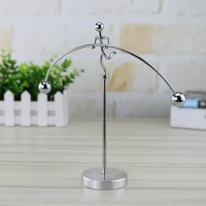 Metall Balance kinetisches Spielzeug Eisenmann Figur fuer Buerotisch Dekoration Geschenk.