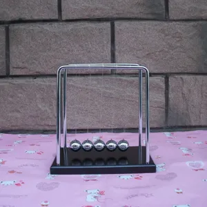 Clásica cuna de Newton de metal y madera como decoración de escritorio y juguete físico.