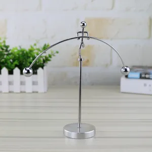 Metall Balance Spielzeug Desktop Dekoration, kreativer schwingender kleiner Eisenmann Deko.