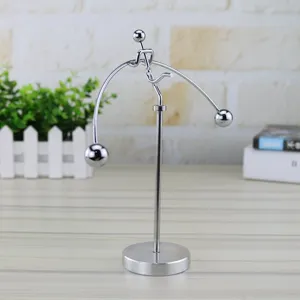 Metall Balancefigur Detailaufnahme mit Drahtseilakrobat und glänzender Silberoptik.