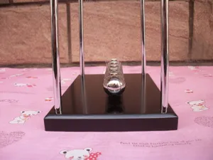 Gran péndulo de Newton de madera maciza física energía equilibrio bolas escritorio detalle