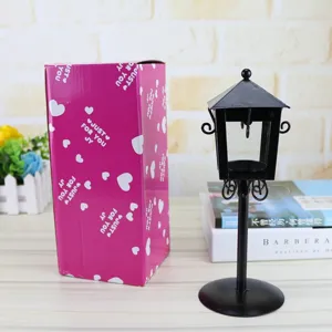 Vista dettagliata del candeliere in ferro nero a forma di lampione, elegante decorazione d'interni.