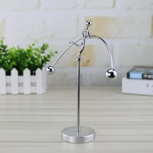 Metall Balance Mann kinetische Kunst Schreibtisch Spielzeug, silberne Dekoration.