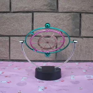 Détails de l'ornement de bureau globe céleste à mouvement perpétuel avec anneaux colorés.