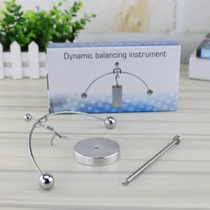 Metall Balance Spielzeug Schreibtisch Dekoration, kreatives Physik Balance Instrument.