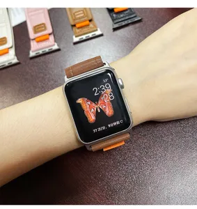 Vue détaillée du bracelet de montre en cuir pour Apple Watch avec fermeture Velcro au poignet.
