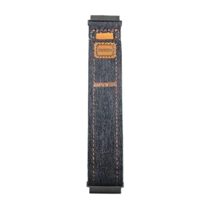 Cinturino per smartwatch in tela di jeans blu con chiusura in velcro e cuciture arancioni.