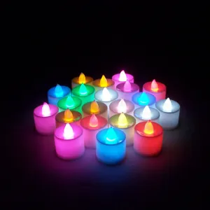 Bunte LED Teelichter leuchten im dunklen Hintergrund fur romantische Partydeko Details