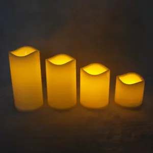 Detailaufnahme von vier flackernden LED Kunststoff Stumpenkerzen mit warmem gelben Licht.