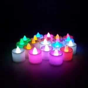 Bunte LED Teelichter leuchtende Detailaufnahme fuer romantische Partydekoration Ambiente