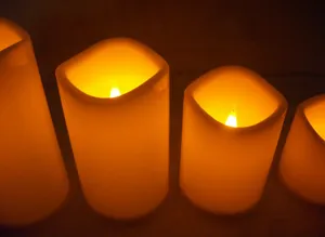 Nahaufnahme von zylindrischen LED Kunststoff elektronische Kerzen mit warmem Leuchteffekt.