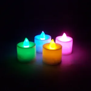 Nahaufnahme bunter leuchtender LED Teelichter, ideal für romantische Partydekoration Ambiente.