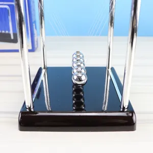 Vista de cerca detallada de un péndulo de Newton clásico de metal para decoración de escritorio.