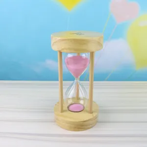 Nahaufnahme einer runden hölzernen 15-Minuten-Sanduhr mit rosa Sand, Tischdekoration.
