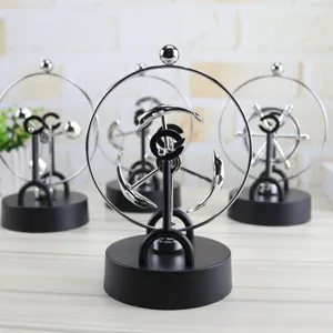 Nahaufnahme im Detail des magnetischen kinetischen Kunst-Schreibtischspielzeugs aus Metall.