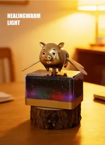 Vista dettagliata della lampada volante creativa a forma di maialino con base stellata e arredo.