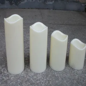 Set aus 4 zylindrischen LED Kunststoff elektronischen Kerzen für festliche Dekoration.