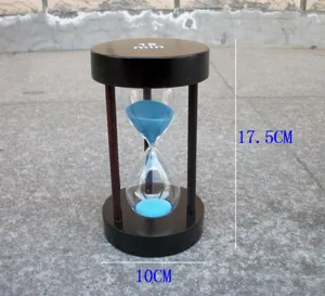Detailansicht der blauen Sanduhr aus Holz, 15 Minuten Tischdeko und Zeitanzeige.
