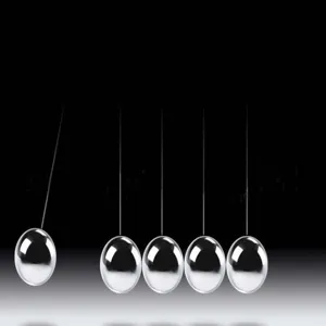 Detalle de primer plano de las bolas de equilibrio Newton de metal con esferas pulidas.