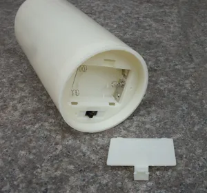 Nahaufnahme der Unterseite mit Batteriefach und Schalter der elektronischen LED Kerze.