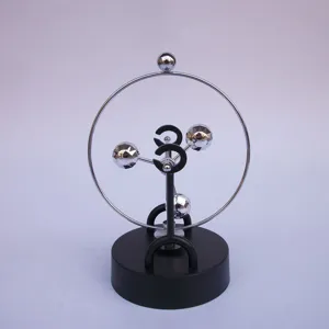Detailaufnahme eines kreativen magnetischen Perpetuum Mobile Deko-Objekts für den Tisch.