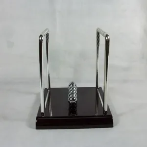 Primer plano de las bolas metálicas y base de madera, decoración minimalista.