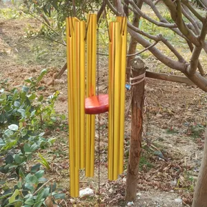 Metall Windspiel Hängedekoration mit Goldrohren und roter Holzscheibe für Garten und Balkon.