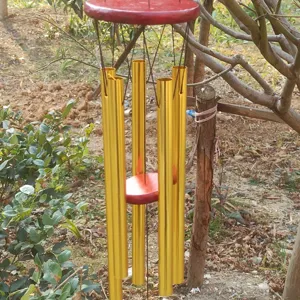 Outdoor Metallrohr Windspiel mit roten Holzscheiben, ideal für Garten und Balkon Dekoration.
