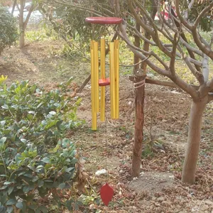 Detailansicht des Metallrohr-Windspiels mit Holzscheibe fuer Garten und Balkon Dekoration.
