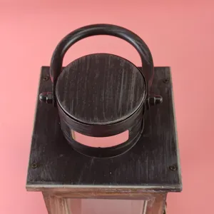 Dettaglio superiore lanterna candela legno vintage retrò decorazione casa scrivania ornamento