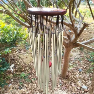 Nahaufnahme Detail der hängenden Metallrohr-Windspiel mit Holzplatte für die Gartendekoration.