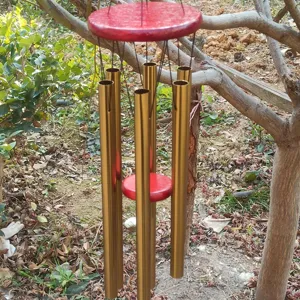 Metall Windspiel mit roten Holzscheiben und goldenen Röhren für Garten und Balkon hängend.