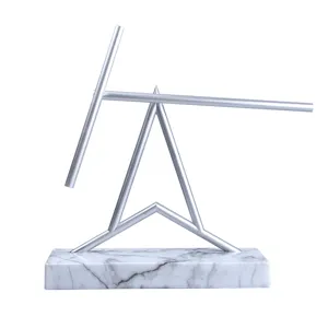 Escultura de arte cinético péndulo caótico juguete de oficina con una base de mármol