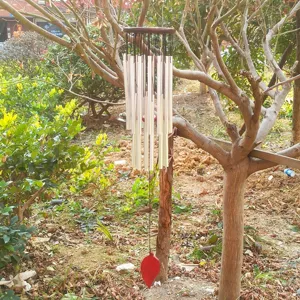 Nordisches Windspiel mit Holzscheibe und Metallrohren, ideal für Garten und Balkondekoration.