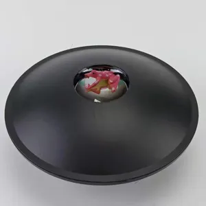 Nahaufnahme des optischen 3D-Illusionstischs mit schwebendem Hologramm-Effekt Spielzeug.