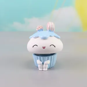 Niedliches Kunstharz Kuchen Frühlings Auto Ornament, kreative Dekoration und lustiges Geschenk.