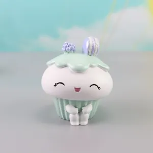 Süße Harz Kuchen Figur Ornament mit lächelndem Gesicht, ideal für Auto Dekoration.