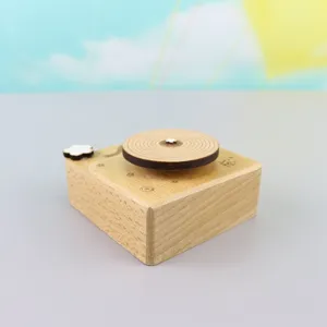 Houten grammofoon speeldoos detail met gesneden plaat en bloemdecoratie, prachtig cadeau.