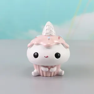 Detailansicht der niedlichen Kunstharz Cupcake Figur, perfekt als schöne Auto- und Schreibtischdeko.