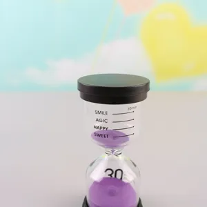 Detailaufnahme eines praktischen 30 Minuten Plastik Stundenglas Timers mit violetter Füllung.